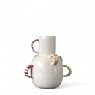 Profilo del vaso in ceramica colorato che ne mostra il ritmo creato dalle maniglie.