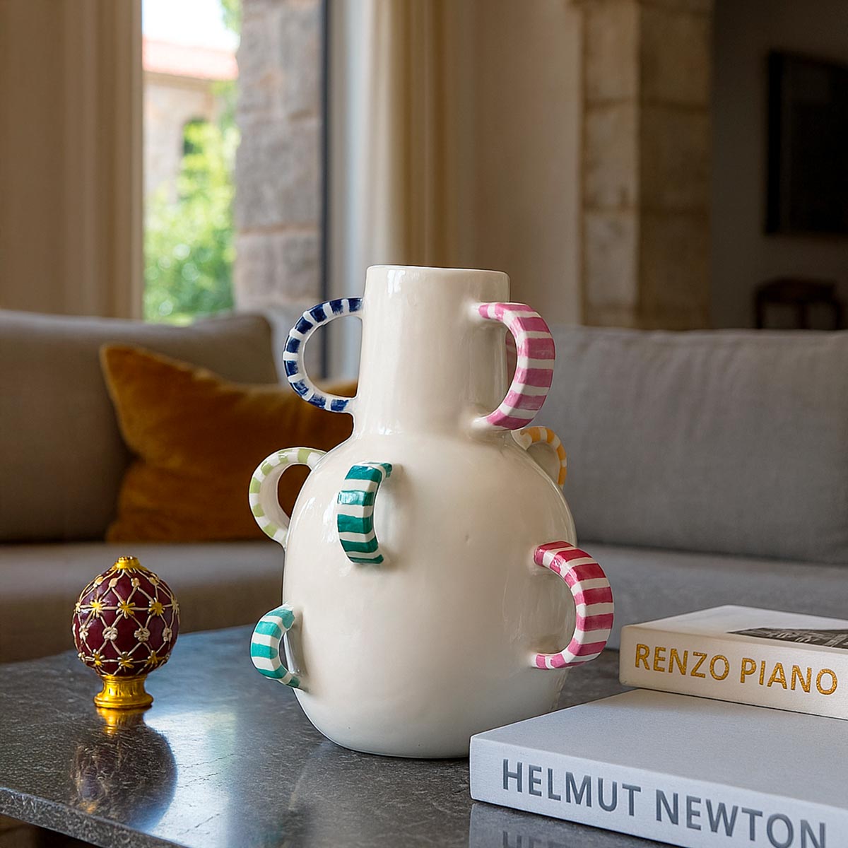 Vaso in ceramica colorato Giochi di Colore, con maniglie multiple e strisce decorative.