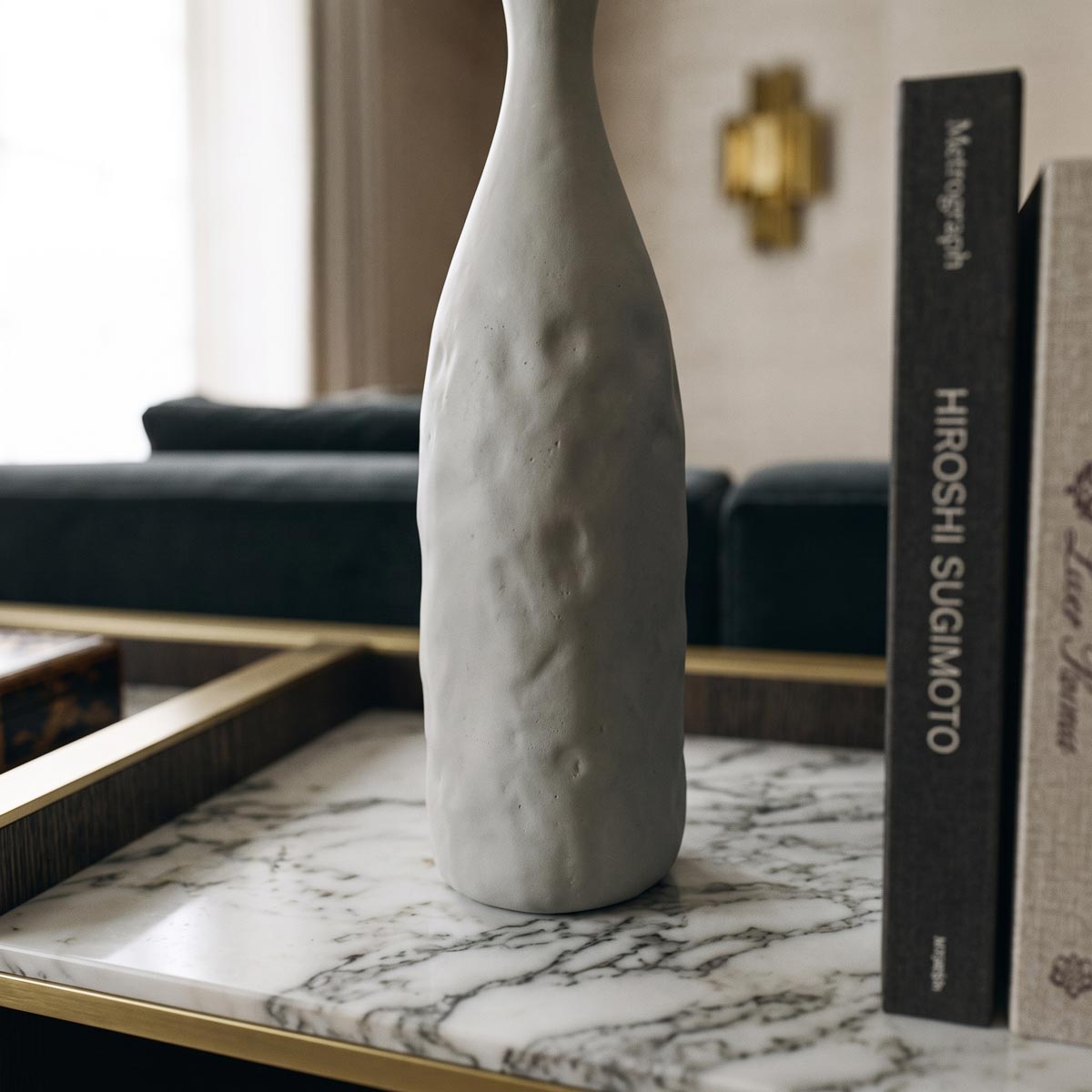 Vaso scultura CASAKŪ in ceramica con finitura gessosa e superficie lavorata a mano