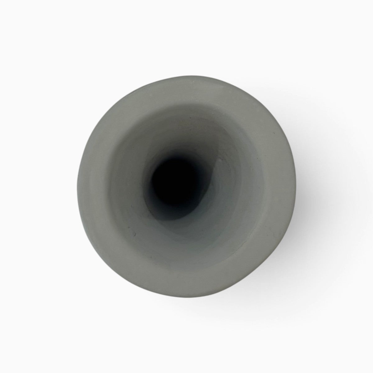 Impronta vaso scultura in ceramica artistica grigio cemento su sfondo bianco