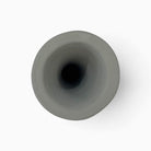 Impronta vaso scultura in ceramica artistica grigio cemento su sfondo bianco