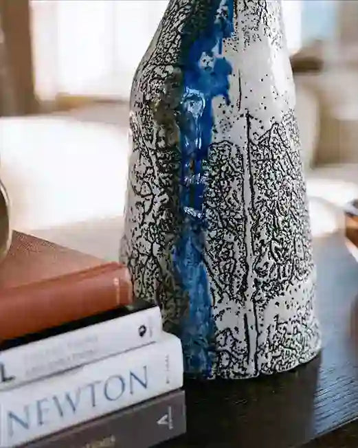 Vaso alto in ceramica artistica con dettaglio colatura blu, oggetto di design esclusivo e artigianato d'eccellenza.