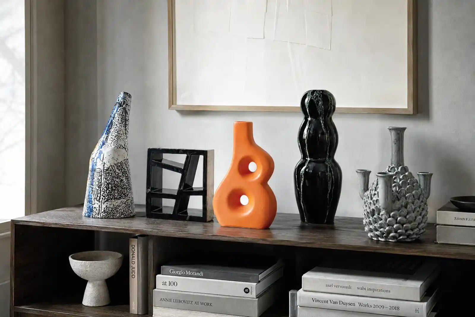 Interno Vicode con opere d’arte, ceramiche, libri e oggetti decorativi selezionati