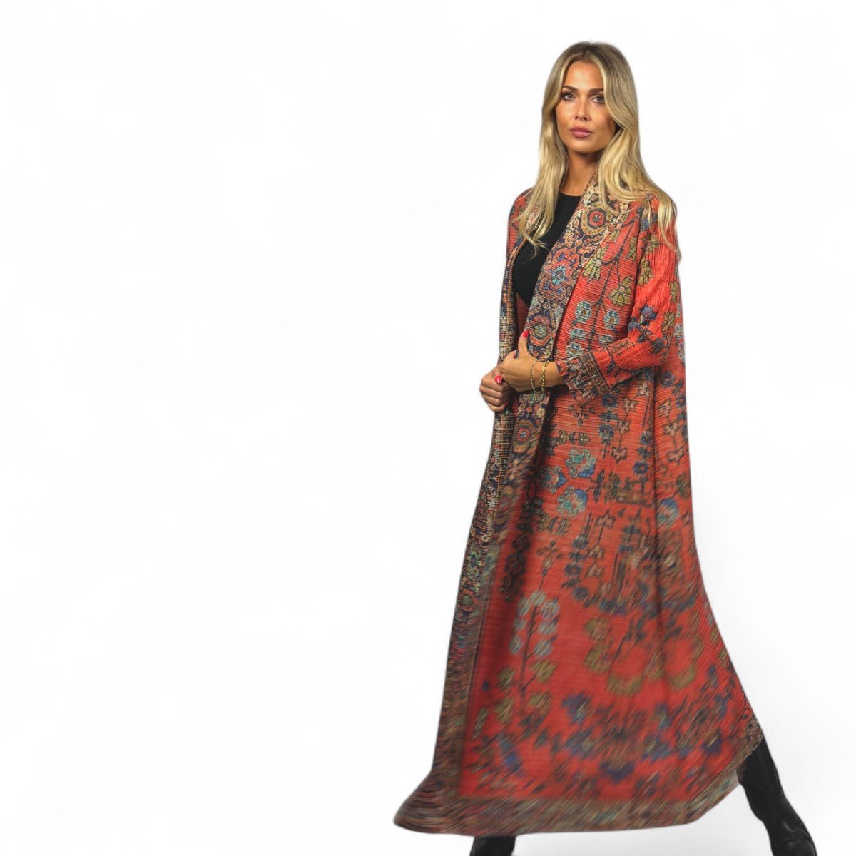 Il kimono Brera indossato chiuso con la sua cintura in tessuto, come un elegante caftano.