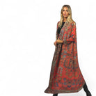 Il kimono Brera indossato chiuso con la sua cintura in tessuto, come un elegante caftano.