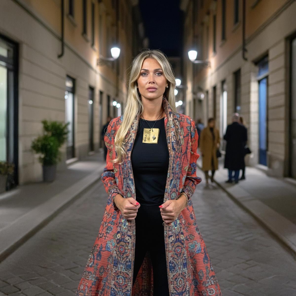 Donna che indossa il kimono soprabito Brera durante un evento serale in città.