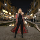 Kimono soprabito Brera, capo in edizione limitata Vicode con fantasia a mosaico rossa.