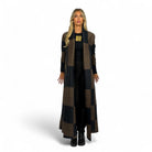 Vista posteriore del kimono soprabito Le Marais che ne mostra il pattern a scacchiera.