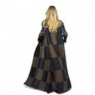 Donna con il kimono soprabito Le Marais che passeggia in una via elegante di Parigi.