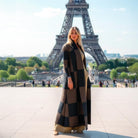 Kimono soprabito Le Marais, caftano trapuntato Vicode con motivo a scacchiera nero e fango.