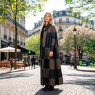 Il caftano Le Marais esposto per mostrare la sua silhouette ampia e architettonica.