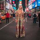 Modella che indossa il kimono soprabito Manhattan aperto, mostrando la sua linea fluida.