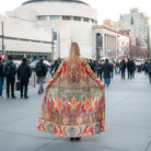 Primo piano del design astratto con pennellate di arancio, rosso e verde del kimono Manhattan.