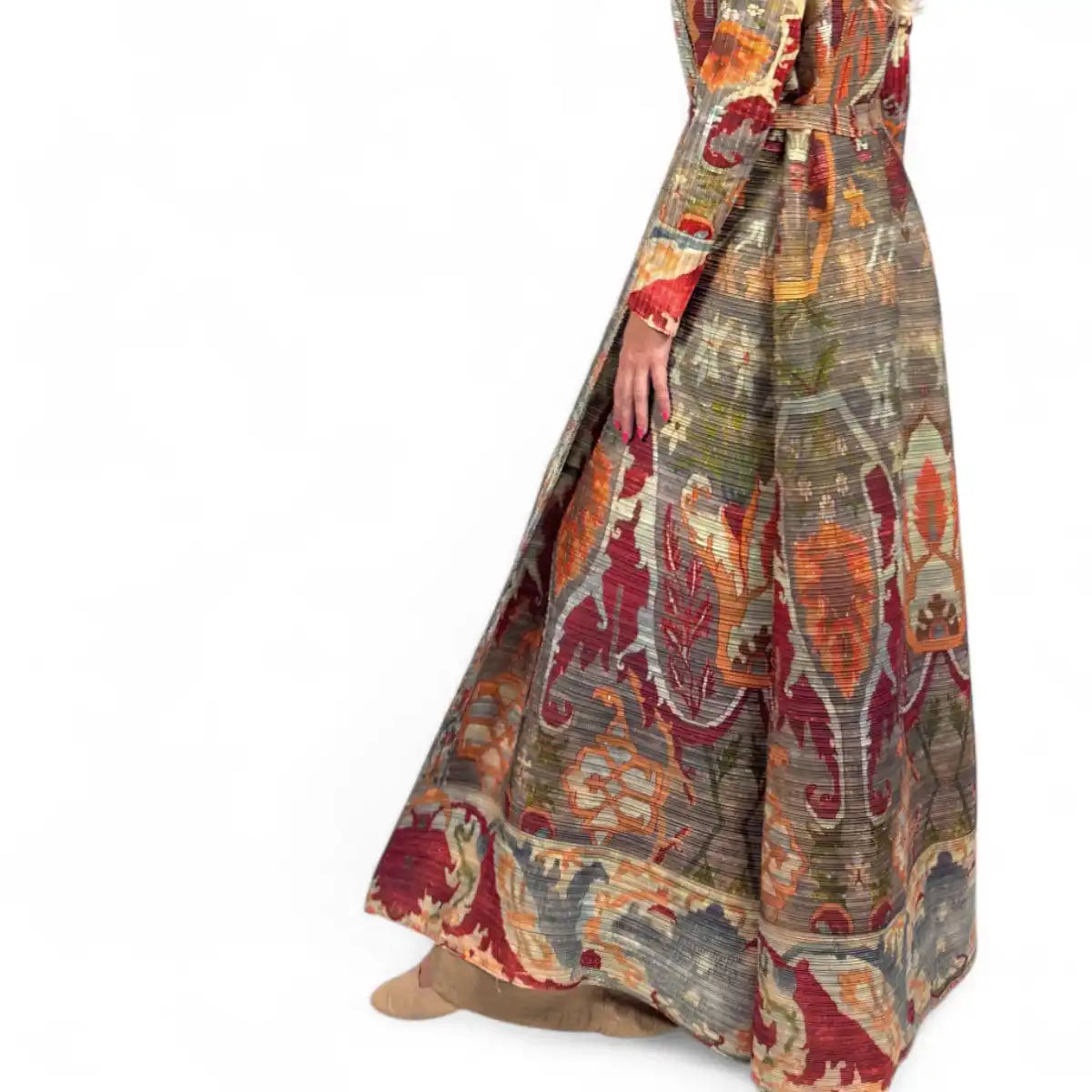 dettaglio della modella che indossa il kimono nomad chic, con una fanstasia etnica di colori nei toni del verde e del rosso e dell'arancio