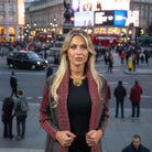 Dettaglio dei bordi a contrasto con pennellate materiche di rosso rubino e bordeaux.