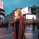 Modella che indossa il kimono soprabito Notting Hill sopra un outfit total black a Londra.