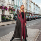 Donna che indossa il kimono soprabito Notting Hill passeggiando in una via elegante.