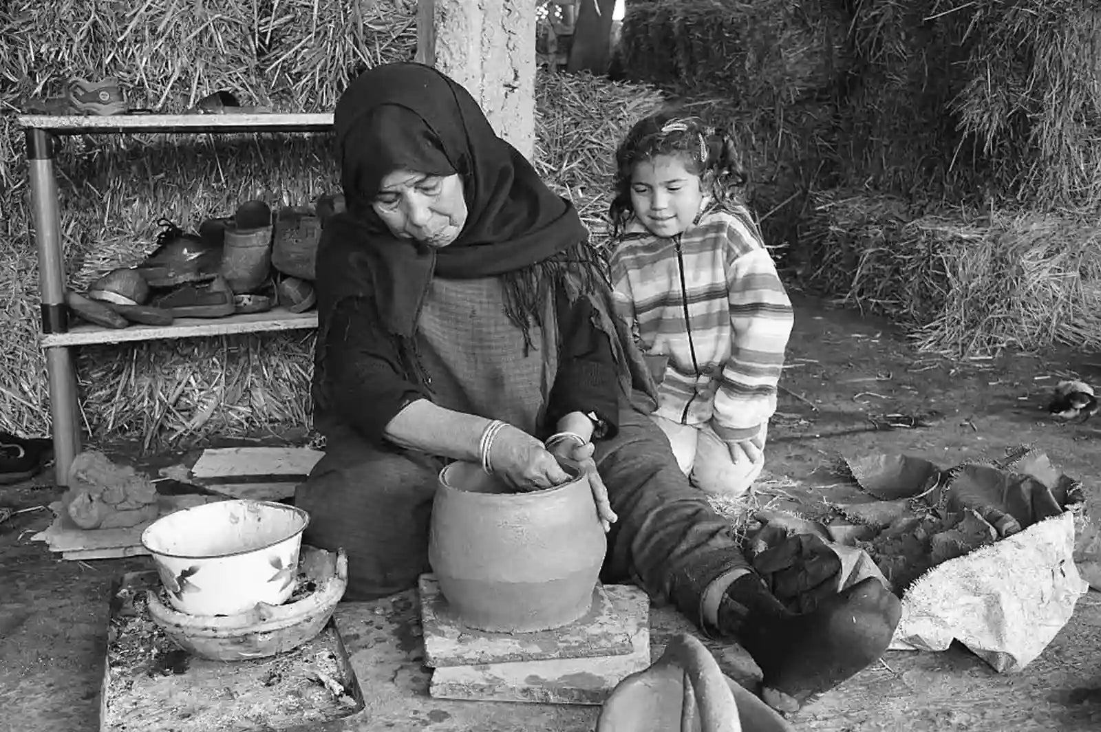 Lavorazione manuale della ceramica di Sejnane in Tunisia con argilla e superfici materiche