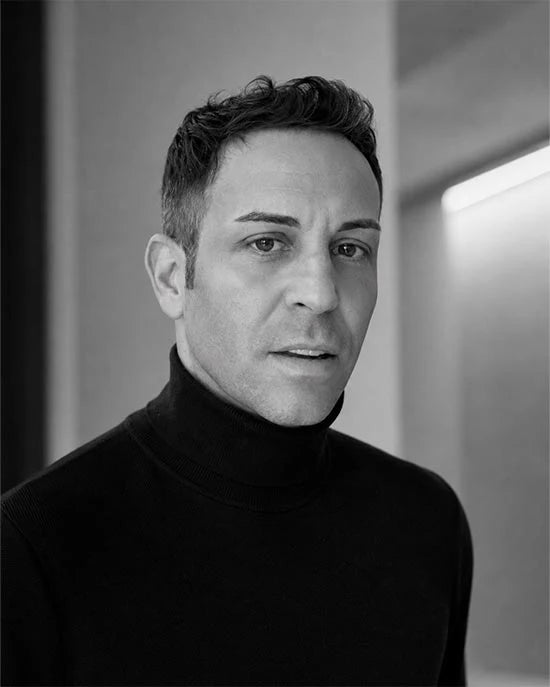 ritratto in bianco e nero di Lorenzo Lazzeroni, designer e art director di Vicode.