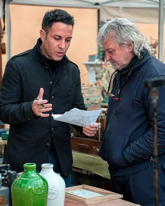 lorenzo lazzeroni art director di vicodeparla con un artigiano spiegando il suo progetto