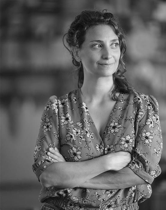 Primo piano fotografico in bianco e nero del volto dell'artista Luana Bagli x vicode