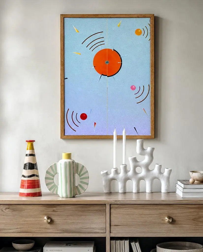 Madia in legno decorata con vaso artigianale libri ceramiche e quadro contemporaneo sulla parete