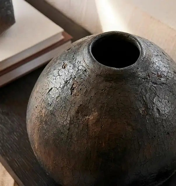 Dettaglio vaso Vicode x Malles sferico in ceramica nera con texture artigianale craquelé per home decor