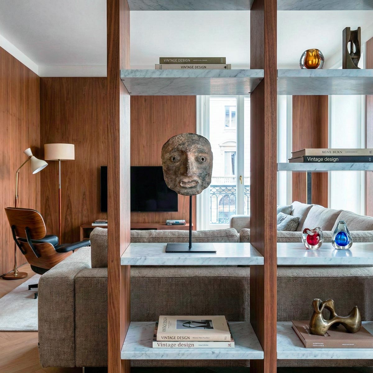 Elegante zona living di un appartamento milanese in stile moderno con richiami anni '60.