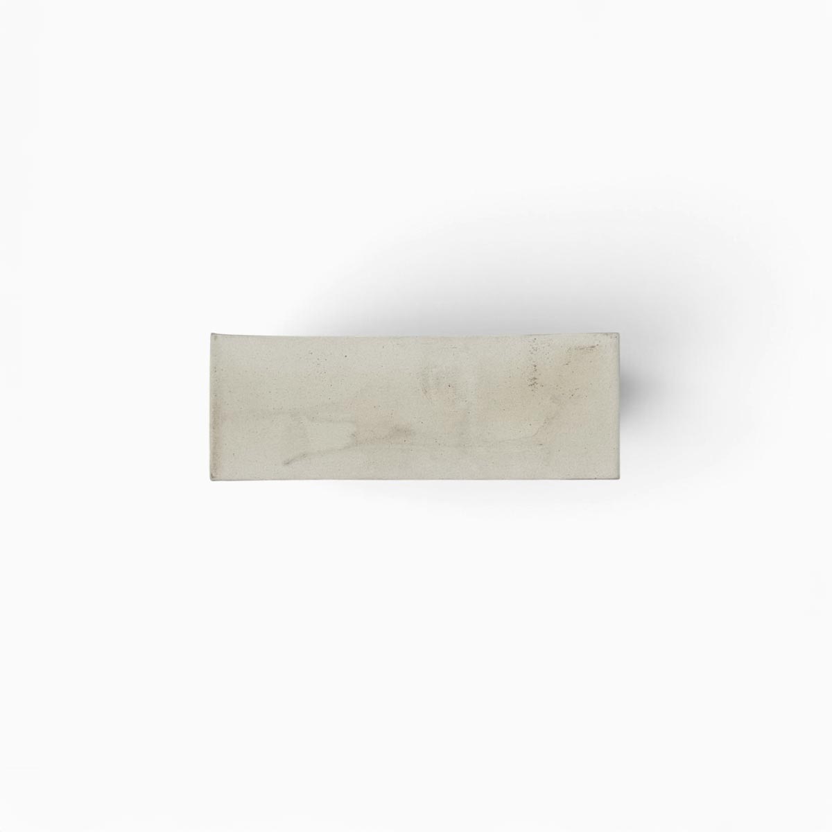 Matrice Ocra pezzo unico in ceramica smaltata con geometrie astratte e aperture architettoniche
