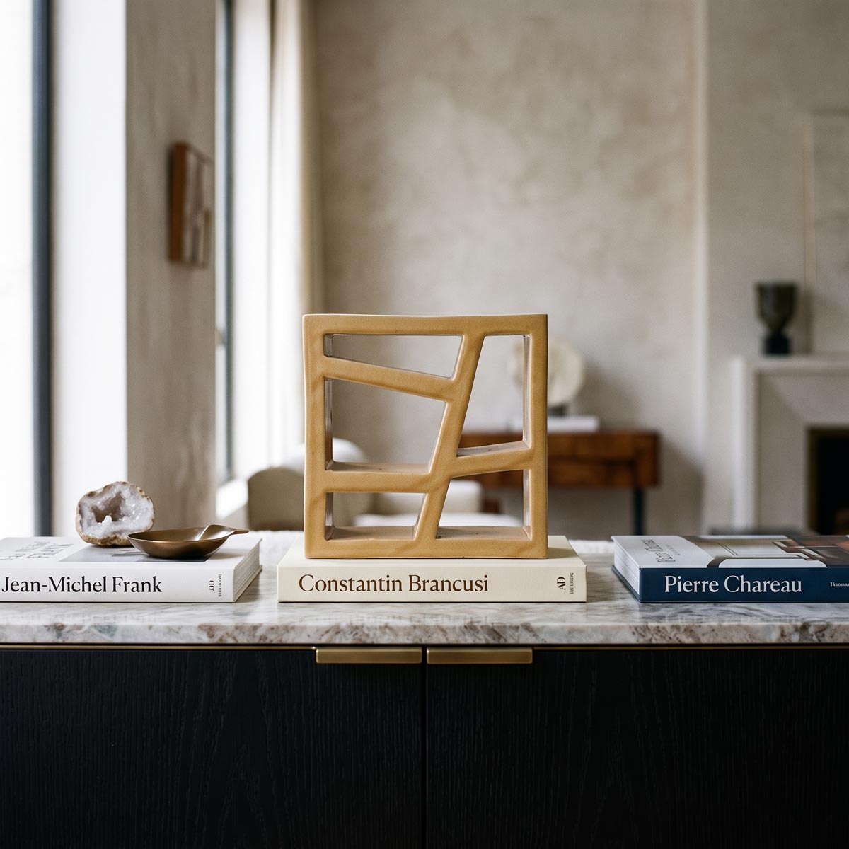 Matrice Ocra scultura geometrica in ceramica smaltata giallo ocra ambientata in un interno contemporaneo