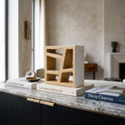 Scultura in ceramica artistica Matrice Ocra esposta come oggetto di design in un living elegante