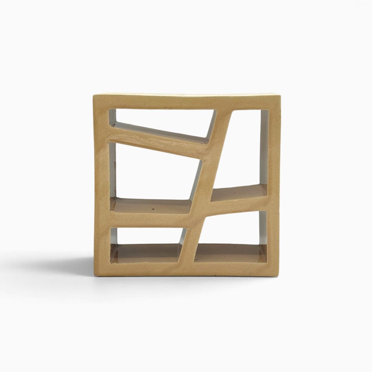 Matrice Ocra scultura geometrica in ceramica smaltata giallo ocra su sfondo bianco
