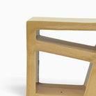 Vista frontale di Matrice Ocra, scultura in ceramica artistica con griglia di aperture irregolari