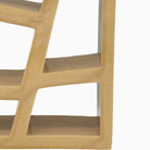 Vista tre quarti della scultura geometrica Matrice Ocra in ceramica smaltata giallo ocra