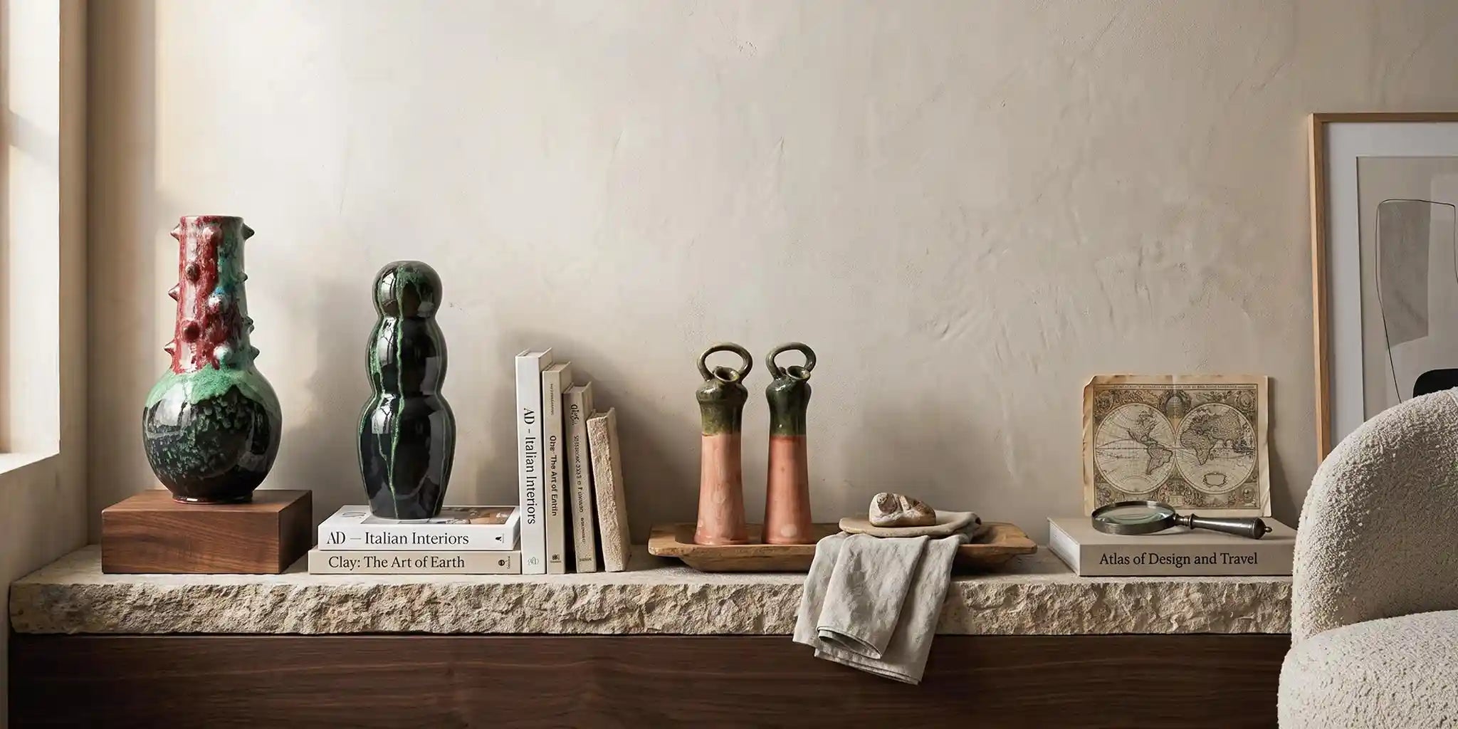 Atlante Vicode con ceramiche artigianali, libri di design e oggetti materici in un interno elegante