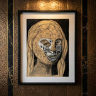 Firma dell'artista Massimiliano Precisi visibile sulla base del collo del soggetto.