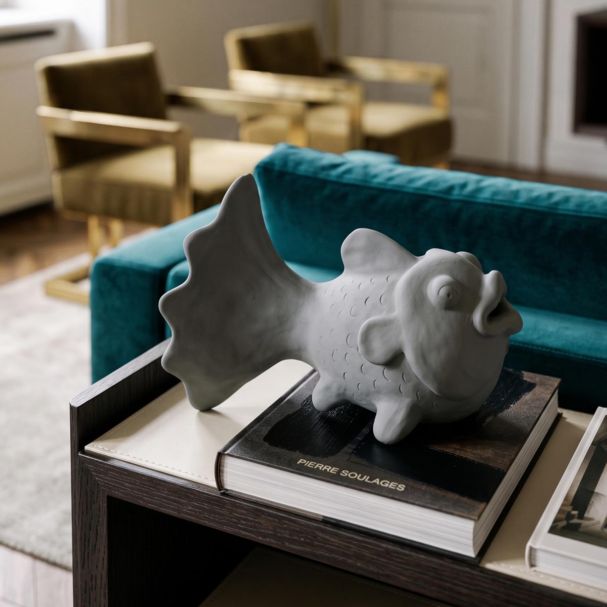 Oggetto di design in ceramica Nereo inserito in una composizione d'interni contemporanea