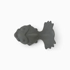 Nereo scultura pesce in ceramica artistica grigio piombo su sfondo bianco