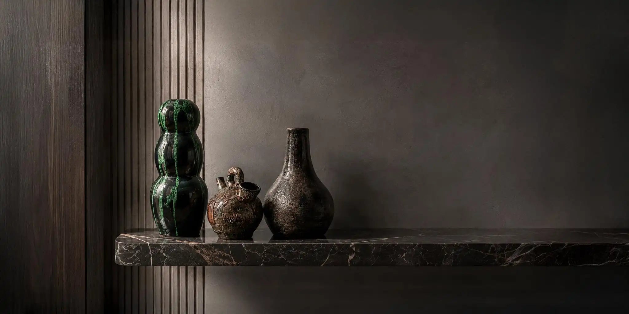 Ceramiche, vasi e sculture nere e materiche Vicode in un interno contemporaneo di design