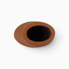 Nesso vaso scultura in ceramica artistica color terracotta su sfondo bianco