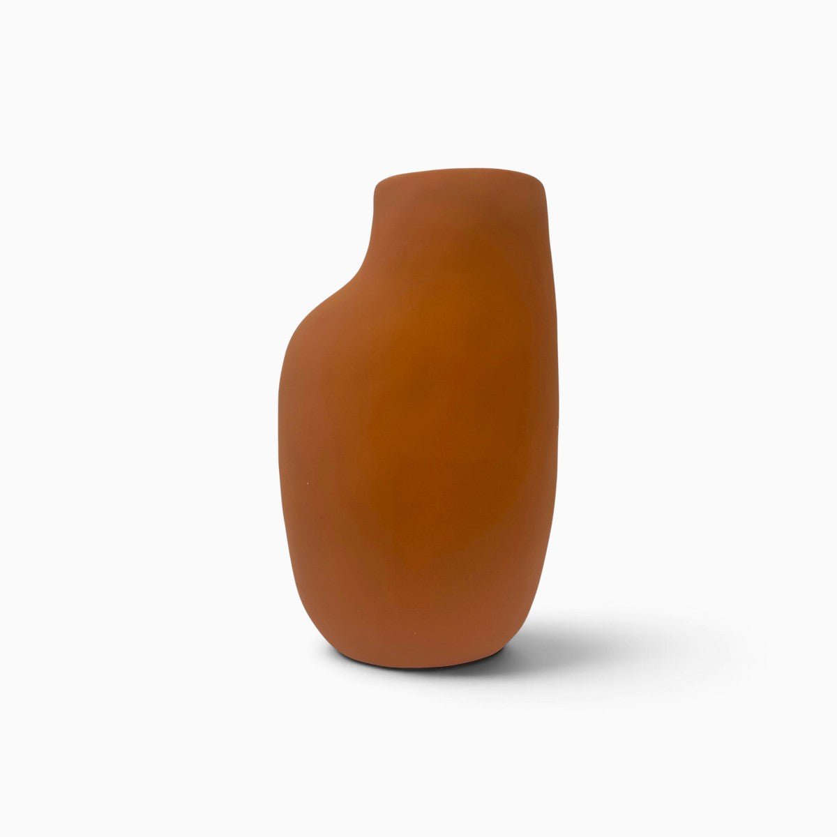 Vaso di design Nesso in ceramica terracotta dalla forma verticale asimmetrica