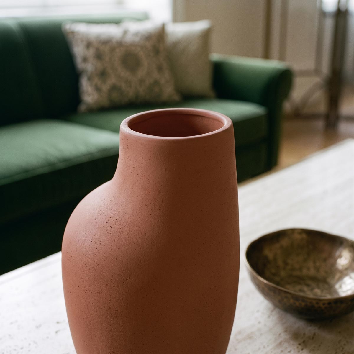 Vaso scultura CASAKŪ Nesso con profilo organico e finitura gessosa opaca