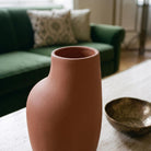 Vaso scultura CASAKŪ Nesso con profilo organico e finitura gessosa opaca