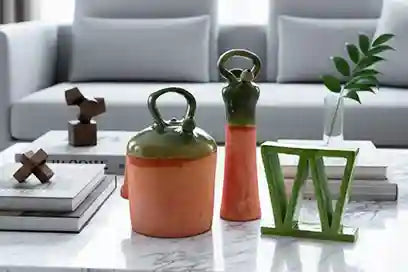 Botijo artigianali arancioni su tavolino da salotto moderno con elementi decorativi – collezione nuova VICODE design e artigianato contemporaneo