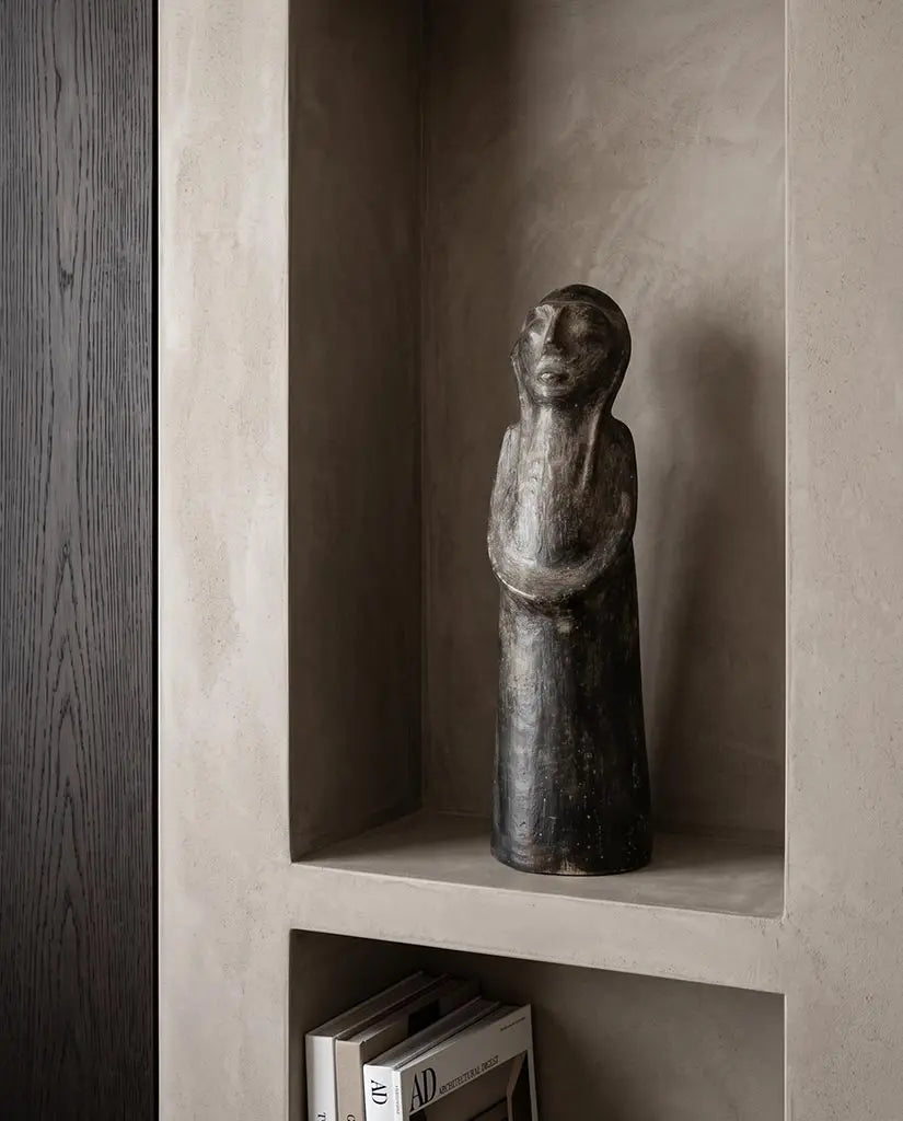 Nicchia decorata con scultura malles in ceramica illuminato da luce morbida laterale