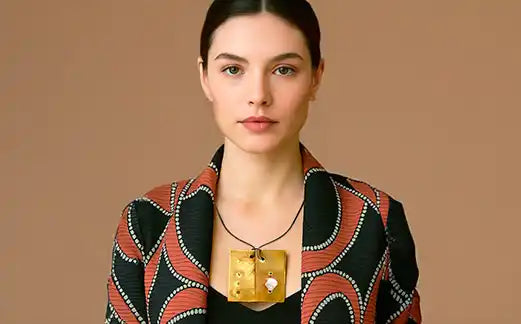 Donna indossa kimono e gioiello Nomad Chic VICODE, stile sofisticato dall’anima viaggiatrice e artigianato contemporaneo.