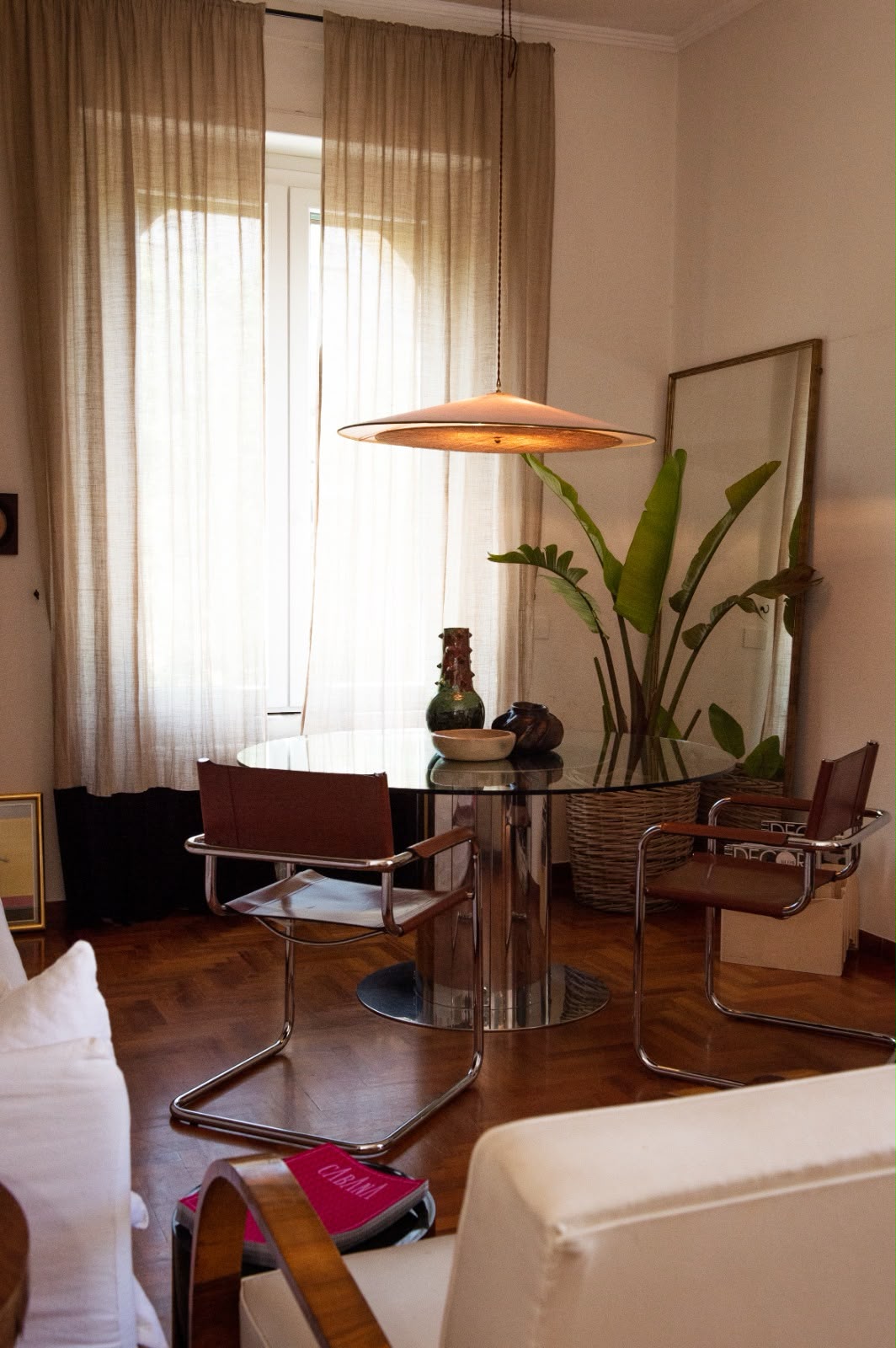 Ceramiche e oggetti di design negli interni dell’attico ai Parioli.