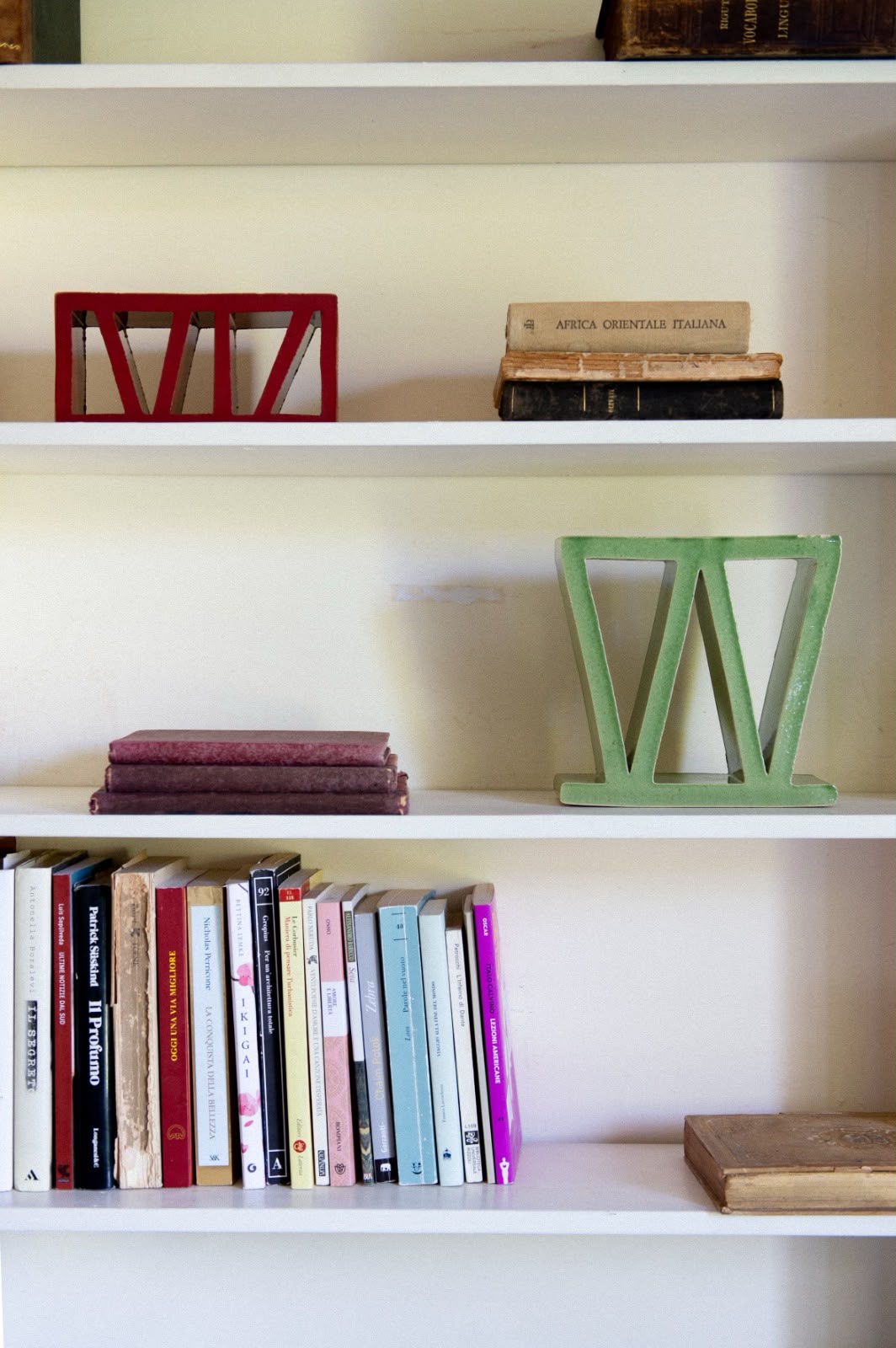 Dettaglio dell’allestimento Vicode tra libri, arte e ceramiche spagnole contemporanee.