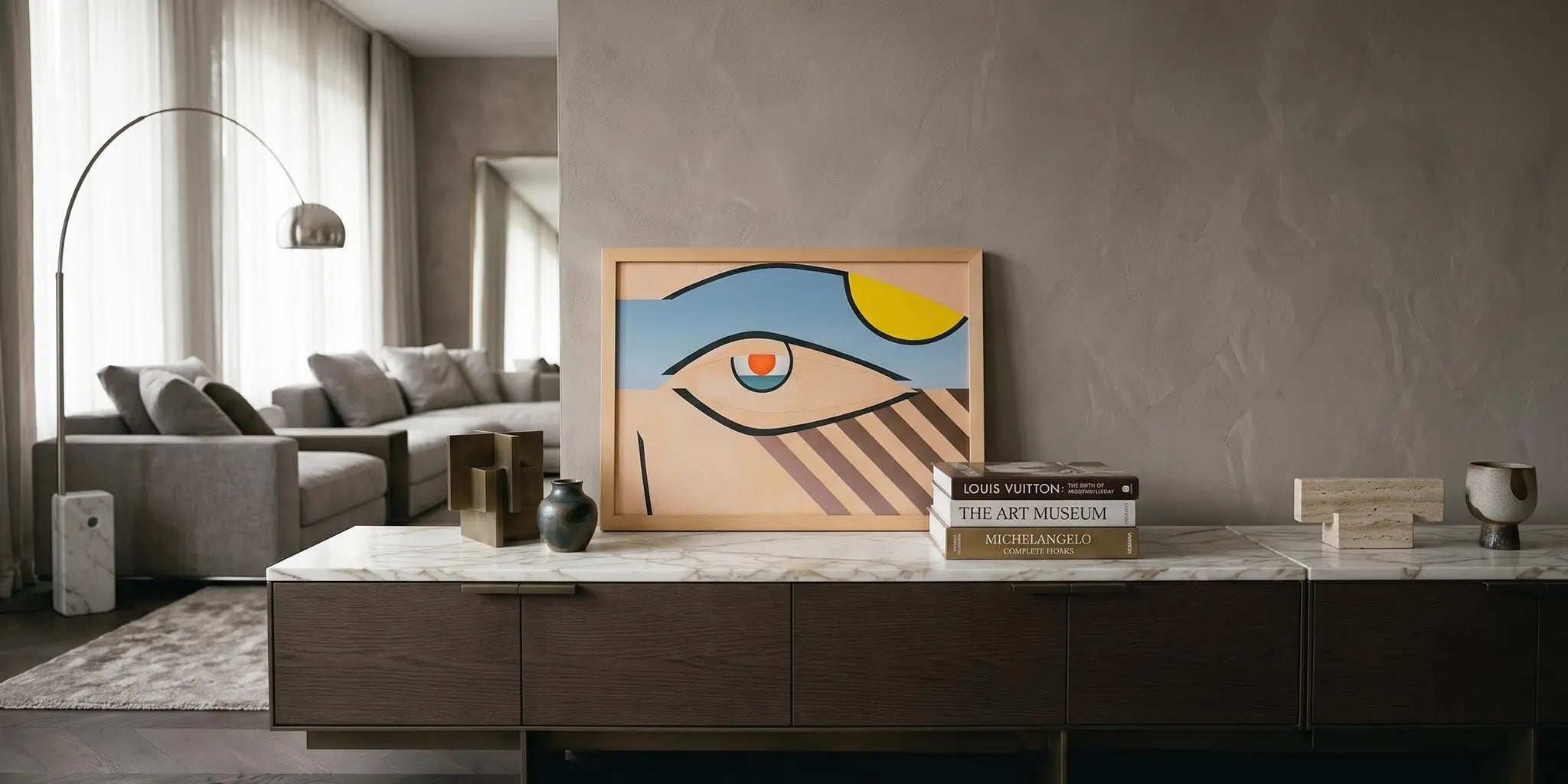Opera d’arte contemporanea collocata sopra una madia in un interno elegante con ceramiche e oggetti decorativi