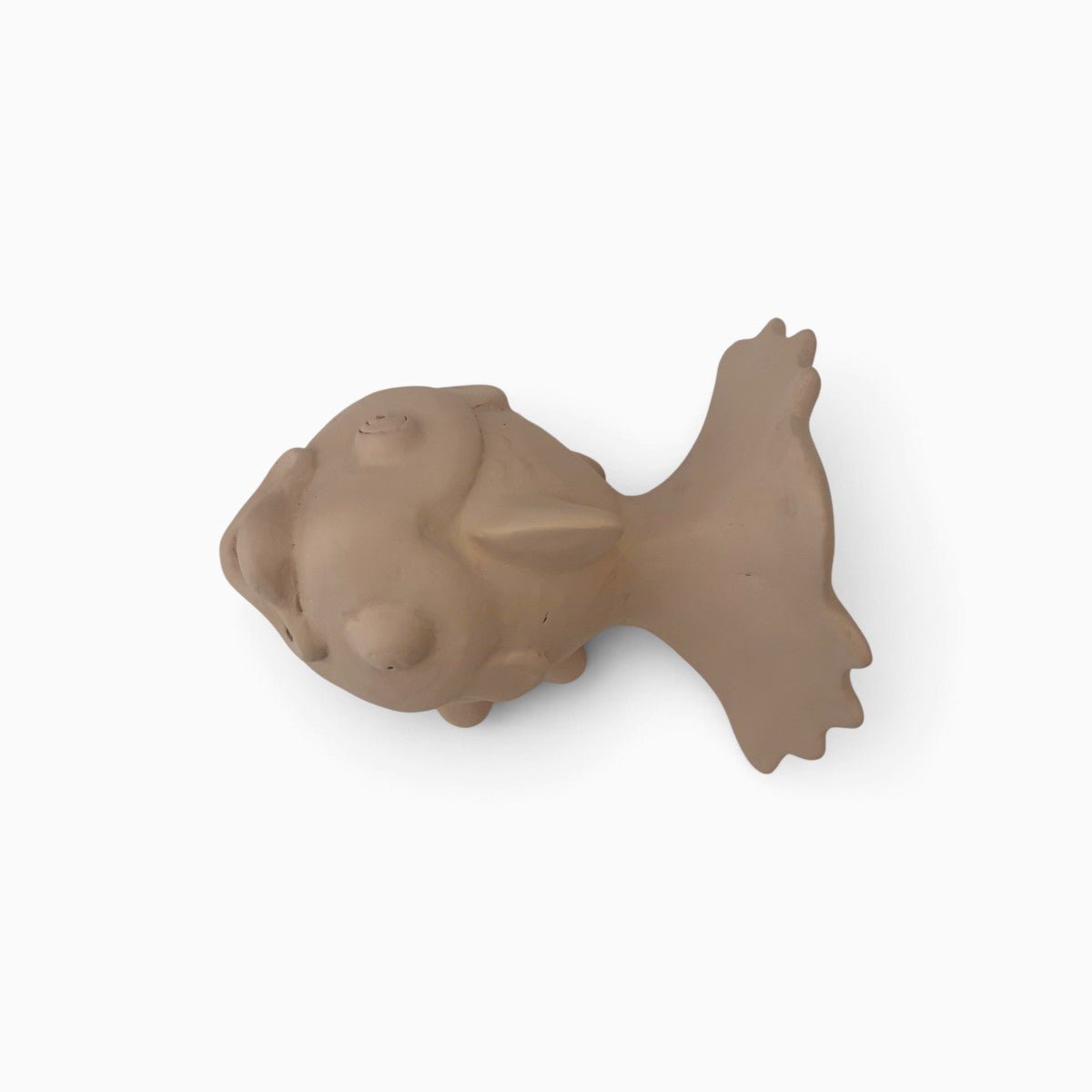 Pelago scultura pesce in ceramica artistica color cipria su sfondo bianco
